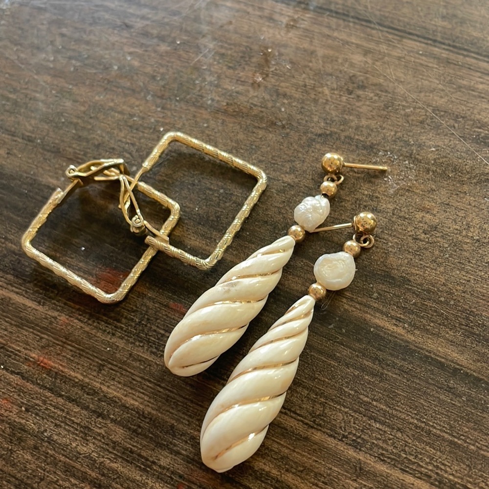Set of two gold & swirl fun earrings!